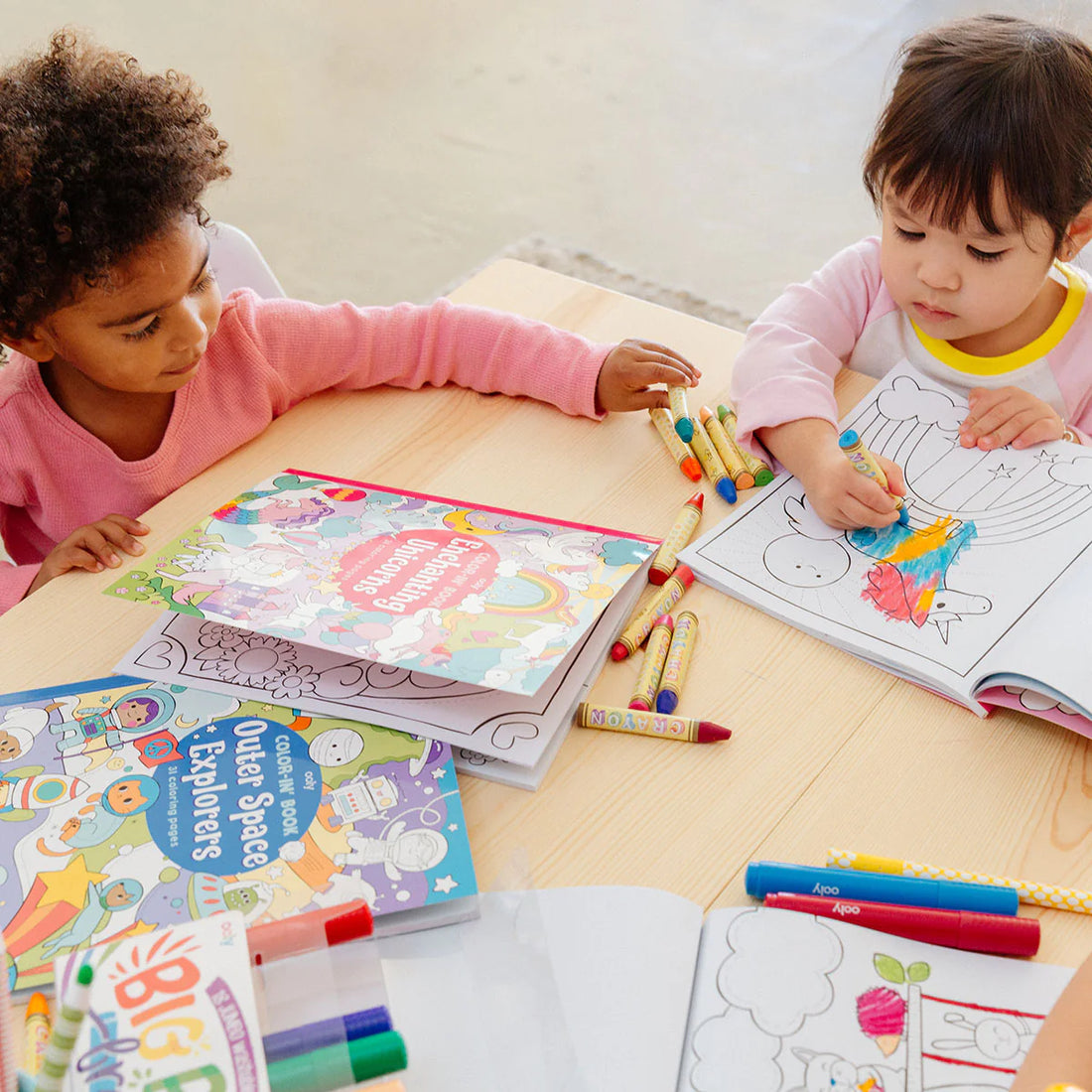 Ooly - coloring book - enchanting unicorns
