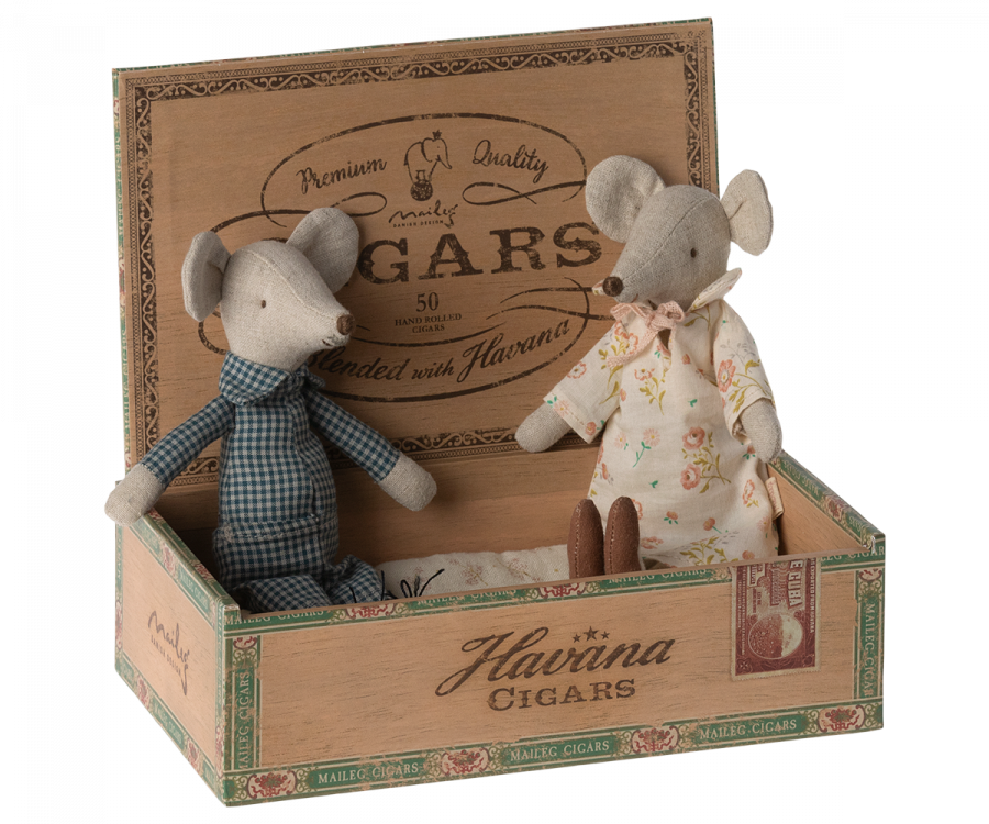 Maileg - grandma and grandpa in cigarbox