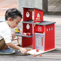 Plan Toys - fire station - Hyggekids
